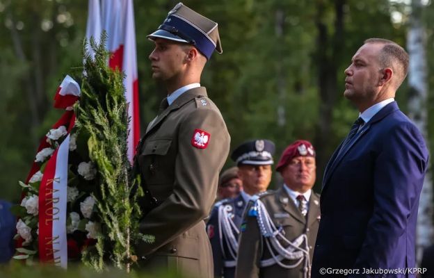Prezydent Karol Nawrocki podczas apelu pamięci na Powązkach