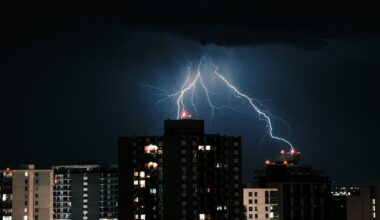 IMGW ostrzega przed silnymi burzami. Możliwe gwałtowne wzrosty poziomu wód i lokalne podtopienia