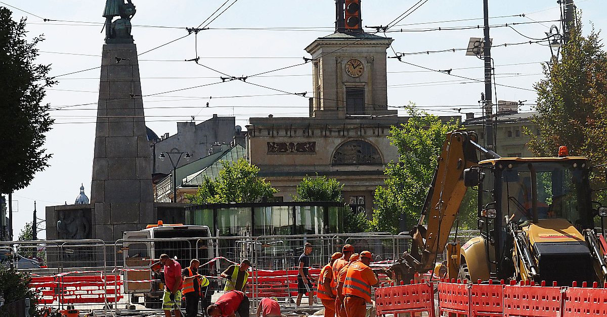 Naprawiają torowisko na Placu Wolności w Łodzi. Nieustający, spóźniony, remont