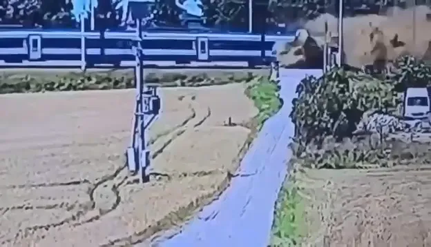 Mamy nagranie ze zderzenia pociągu z przyczepą w Czarlinie