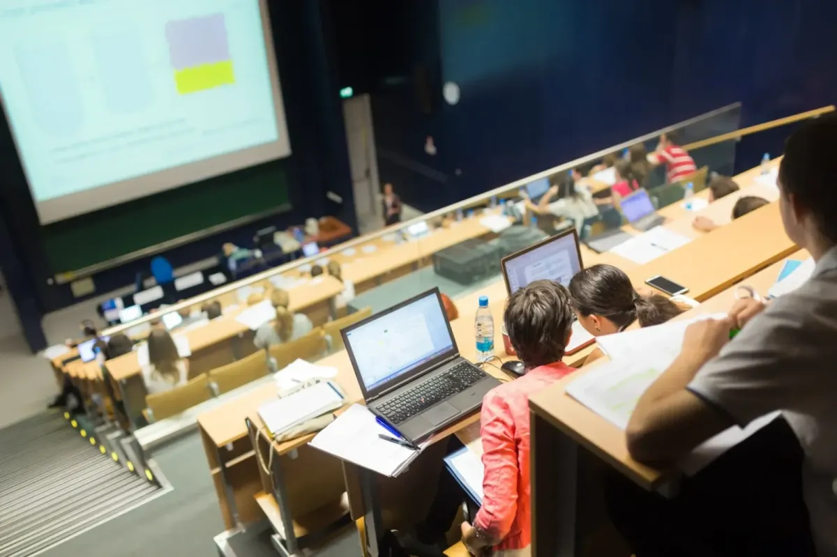 Te kierunki studiów są wśród hitów rekrutacji: AI, psychologia, prawo i kryminologia - Nauka