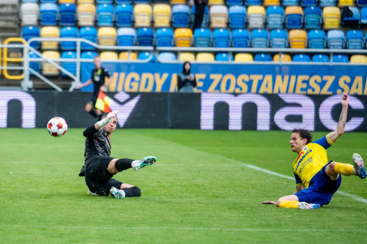 Unia Skierniewice - Arka Gdynia 2:0. Zimny prysznic i czerwona kartka