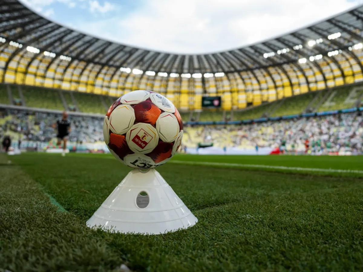 Lechia Gdańsk dostanie nową murawę na derby. Kto z debiutantów gotowy?