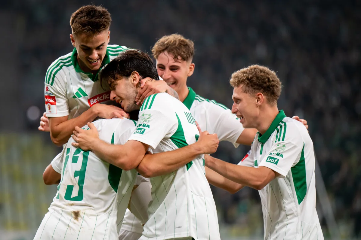 Lechia Gdańsk pracuje nad trzema transferami. Trener osobiście przekonuje napastnika