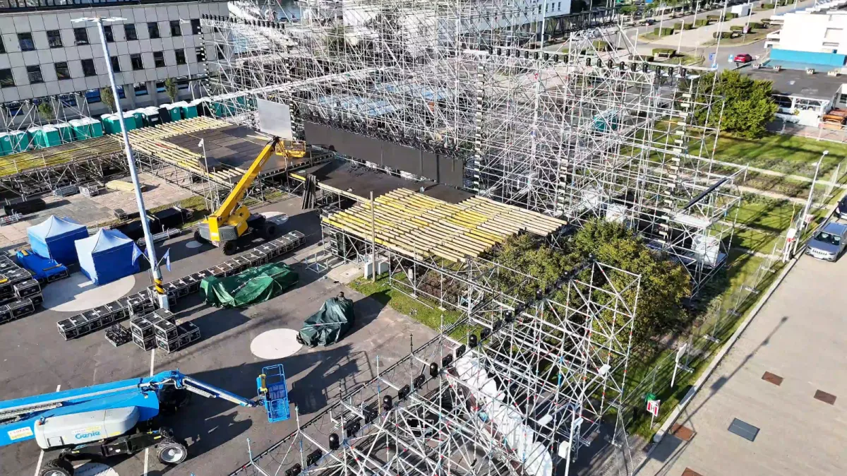 Ogromna scena rośnie w centrum Gdyni