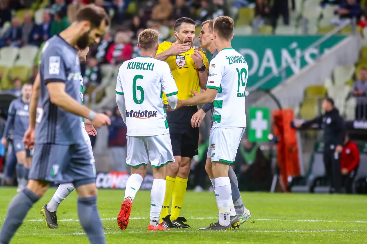 Polonia Warszawa - Lechia Gdańsk i kontrowersyjny sędzia. Blisko transfer napastnika