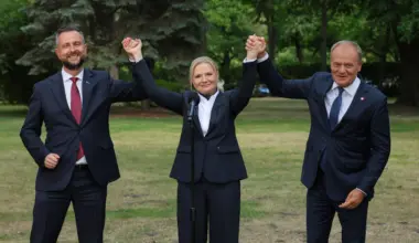 Premier Donald Tusk (P) i wicepremier, minister obrony narodowej Władysław Kosiniak-Kamysz (L) oraz senator KO Monika Piątkowska
