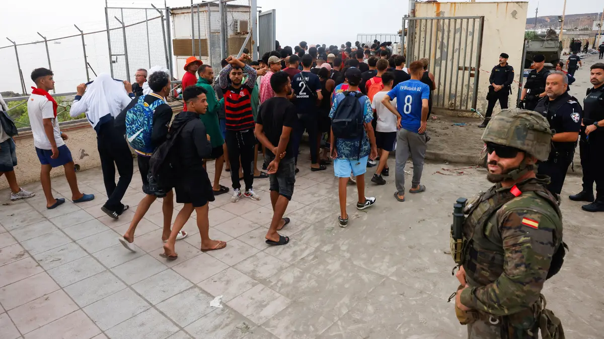 Grupa nielegalnych migrantów podczas eskorty do granicy z Marokiem