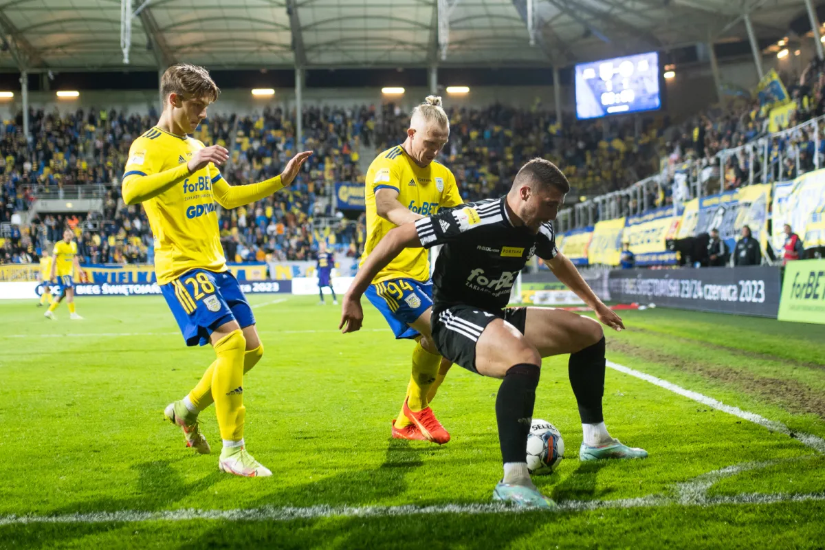 Arka Gdynia - ŁKS Łódź w meczu patriotycznym. Trzy ruchy transferowe negocjowane