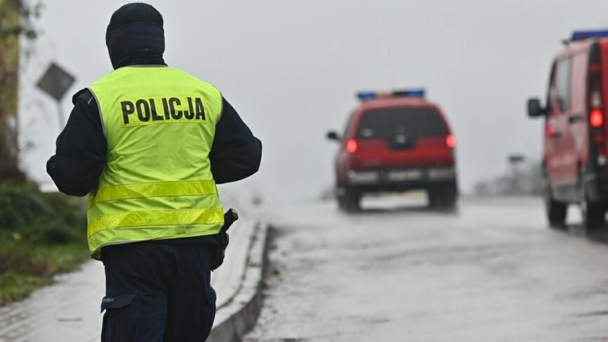 Polish police probe vigilante patrols targeting foreigners at Warsaw station