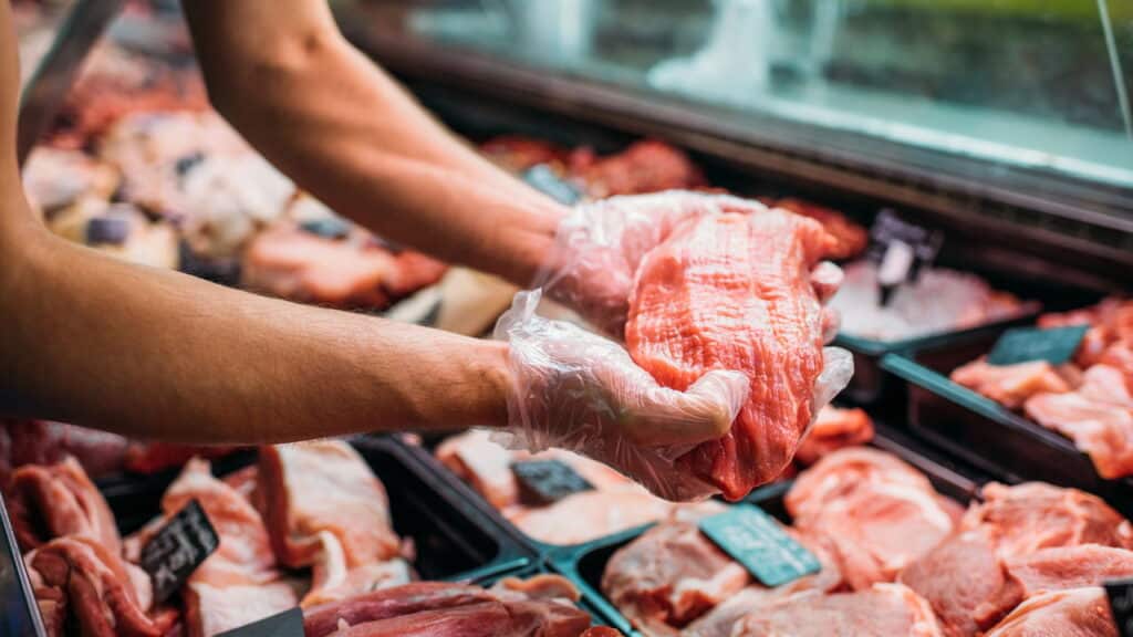 Popular no Brasil, esse alimento pode estar ligado ao câncer no intestino; veja o alerta