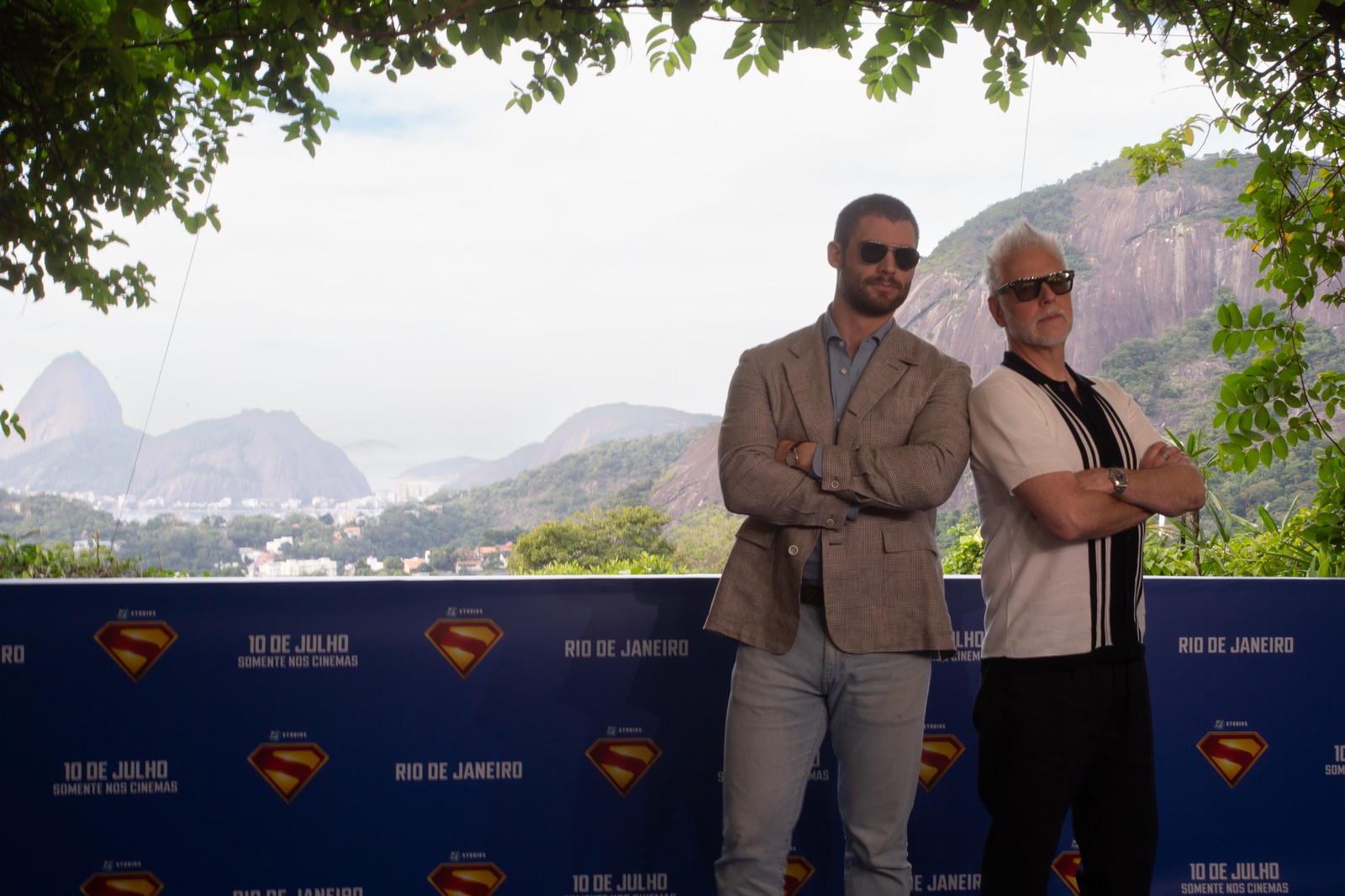 David Corenswet e James Gunn participam de sessão de fotos de "Superman", em Santa Teresa, no Rio — Foto: Júlia Aguiar / Agência O Globo