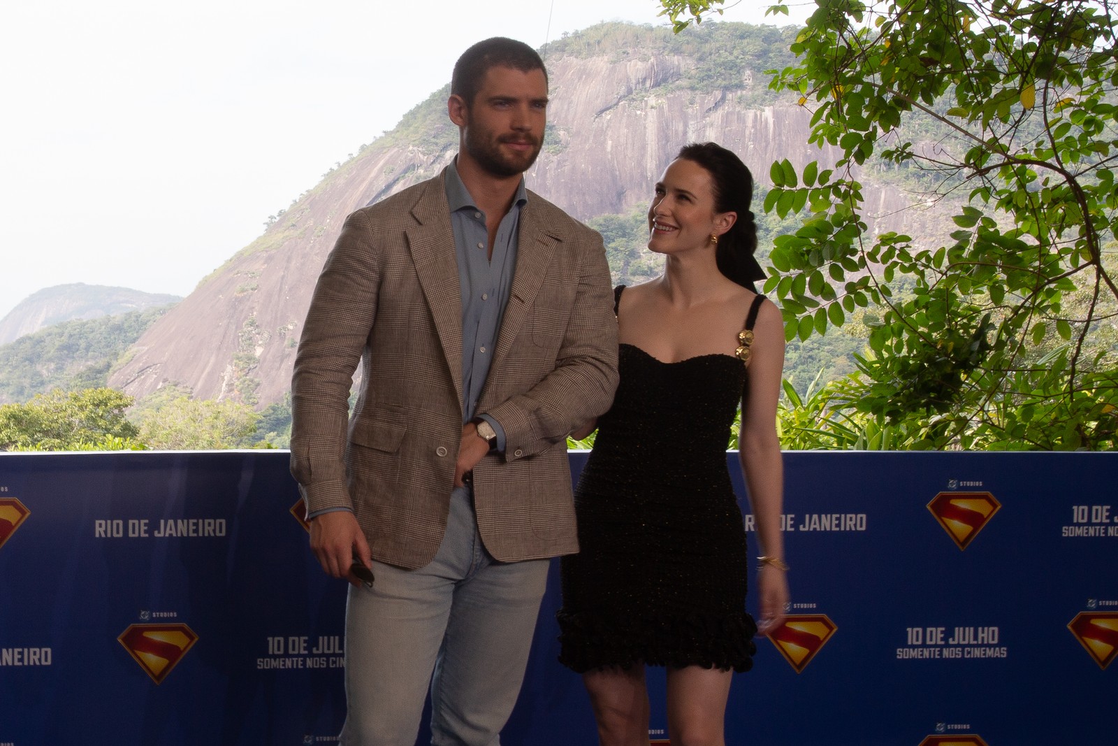 David Corenswet e Rachel Brosnahan participam de sessão de fotos de "Superman", em Santa Teresa, no Rio — Foto: Júlia Aguiar / Agência O Globo