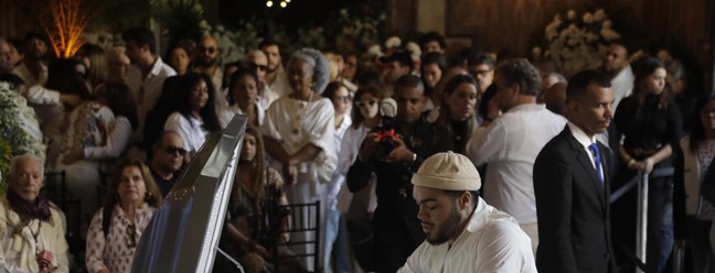 Filho de Preta Gil, Francisco Gil se emocionou diante do corpo da mãe em velório no Theatro Municipal — Foto: Gabriel de Paiva / Agência O Globo