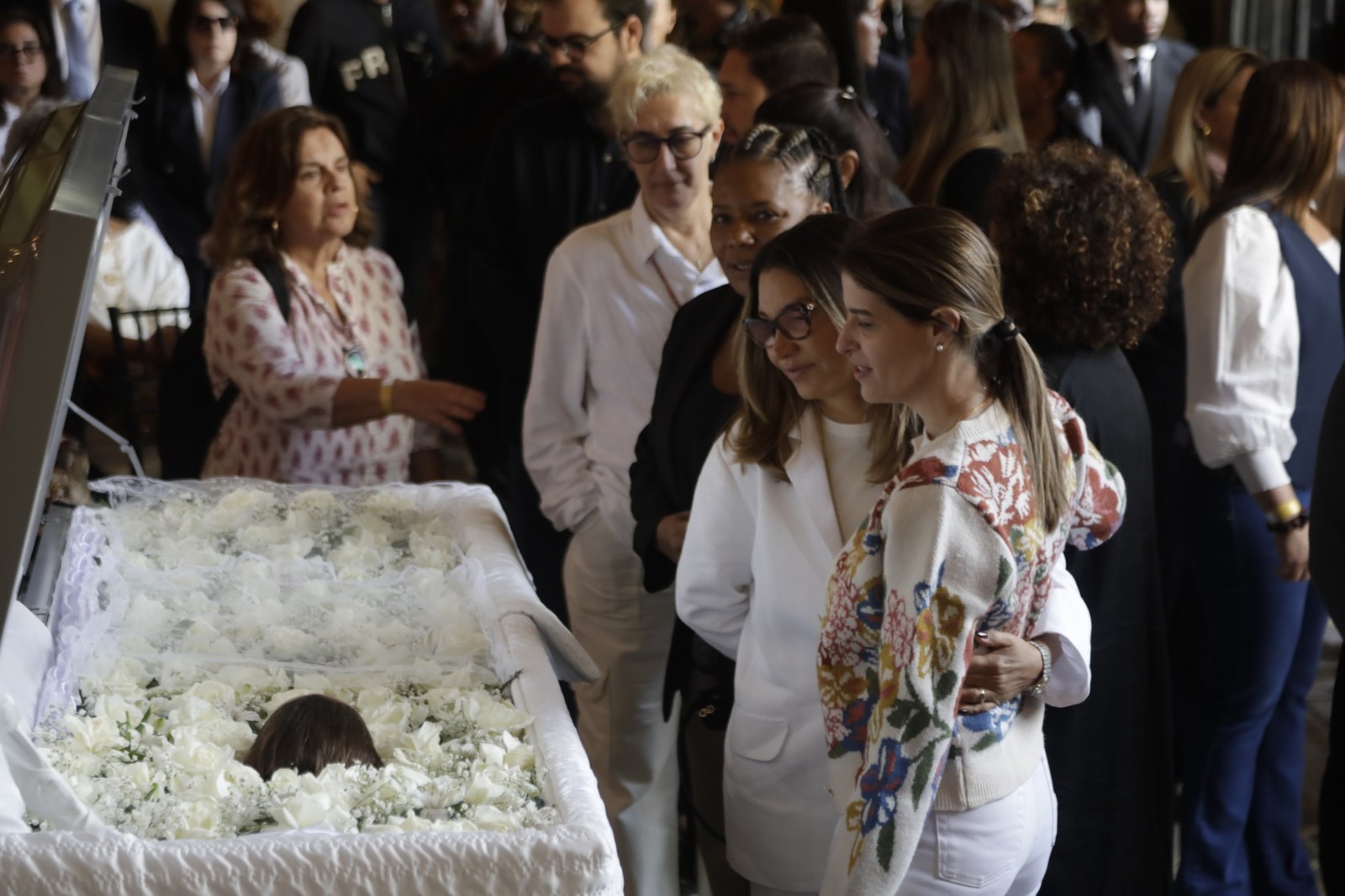 A primeira-dama Janja e a ministra da Cultura, Margareth Menezes, no velório de Preta Gil, no Rio. — Foto: Gabriel de Paiva / Agência O Globo