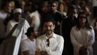 Caio Blat emocionado no velório da cantora Preta Gil, no Rio — Foto: Gabriel de Paiva / Agência O Globo