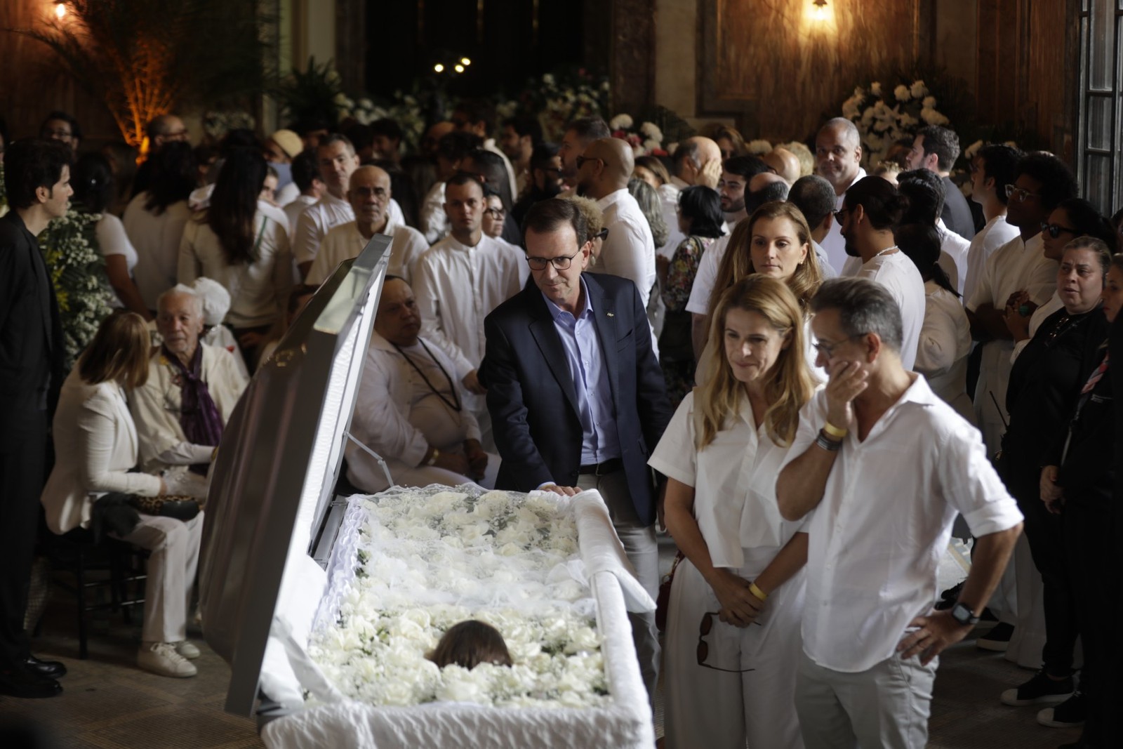 O prefeito do Rio, Eduardo Paes, e a atriz Ingrid Guimarães no velório de Preta Gil — Foto: Gabriel de Paiva / Agência O Globo