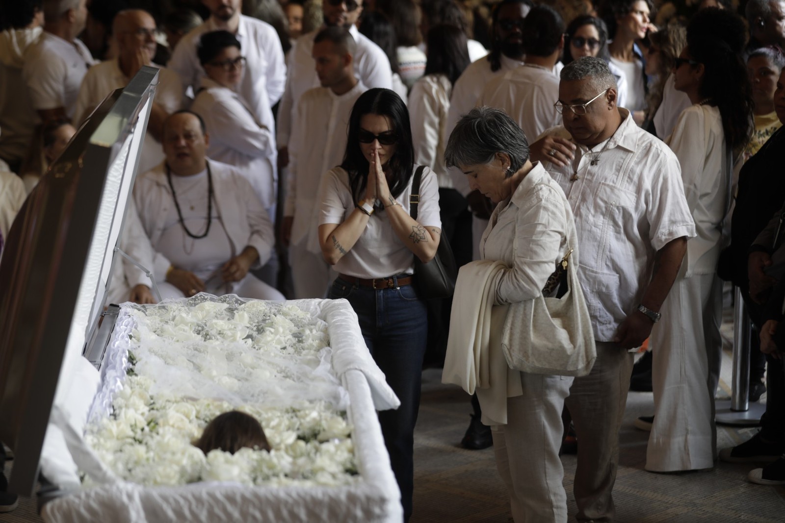 Glória Pires e Cleo Pires no velório de Preta Gil, no Rio — Foto: Gabriel de Paiva / Agência O Globo