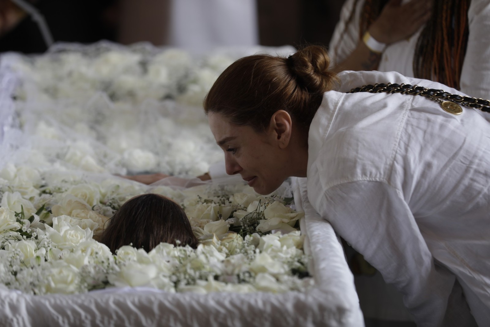 Giovanna Lancellotti emocionada no velório de Preta Gil, no Rio — Foto: Gabriel de Paiva / Agência O Globo