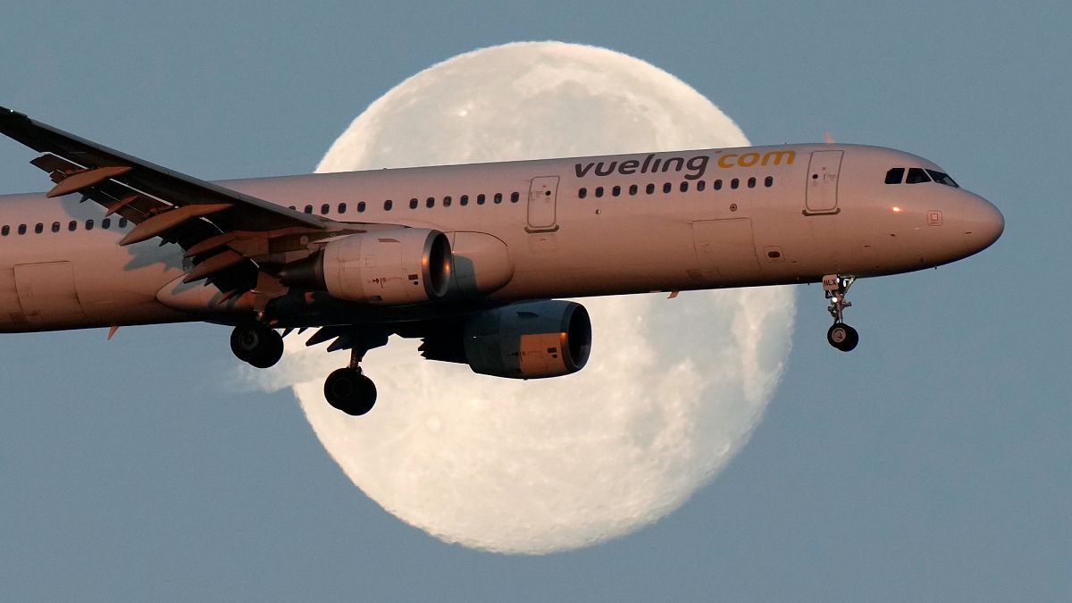 50 adolescentes franceses expulsos de um avião em Valência: Vueling acusada de antissemitismo