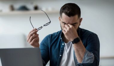 Passa o dia a olhar para os ecrãs? Eis cinco dicas simples para proteger os seus olhos