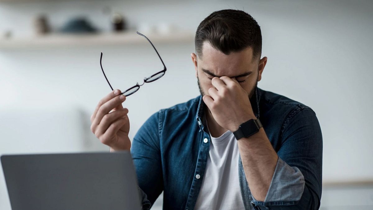 Passa o dia a olhar para os ecrãs? Eis cinco dicas simples para proteger os seus olhos