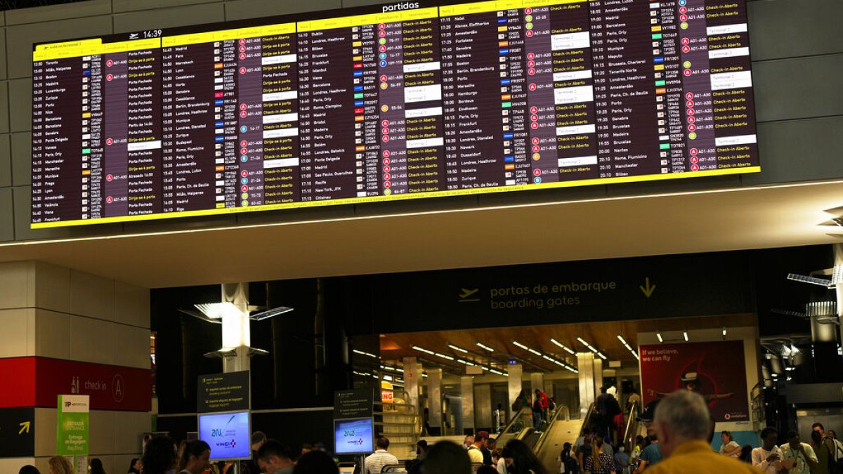 Voos cancelados e atrasos com as bagagens. Prossegue a greve no aeroporto de Lisboa