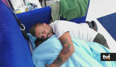 «Tens um coração de ouro»: Na cama, Eduardo Ferreira dá abraço inesperado a concorrente - Big Brother
