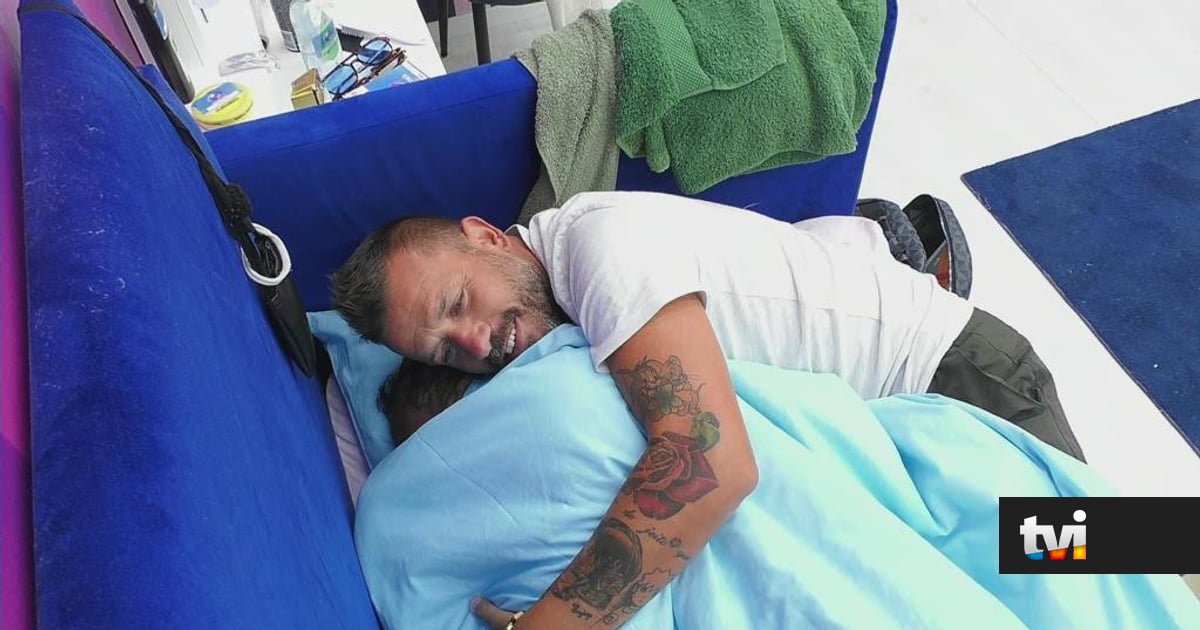 «Tens um coração de ouro»: Na cama, Eduardo Ferreira dá abraço inesperado a concorrente - Big Brother