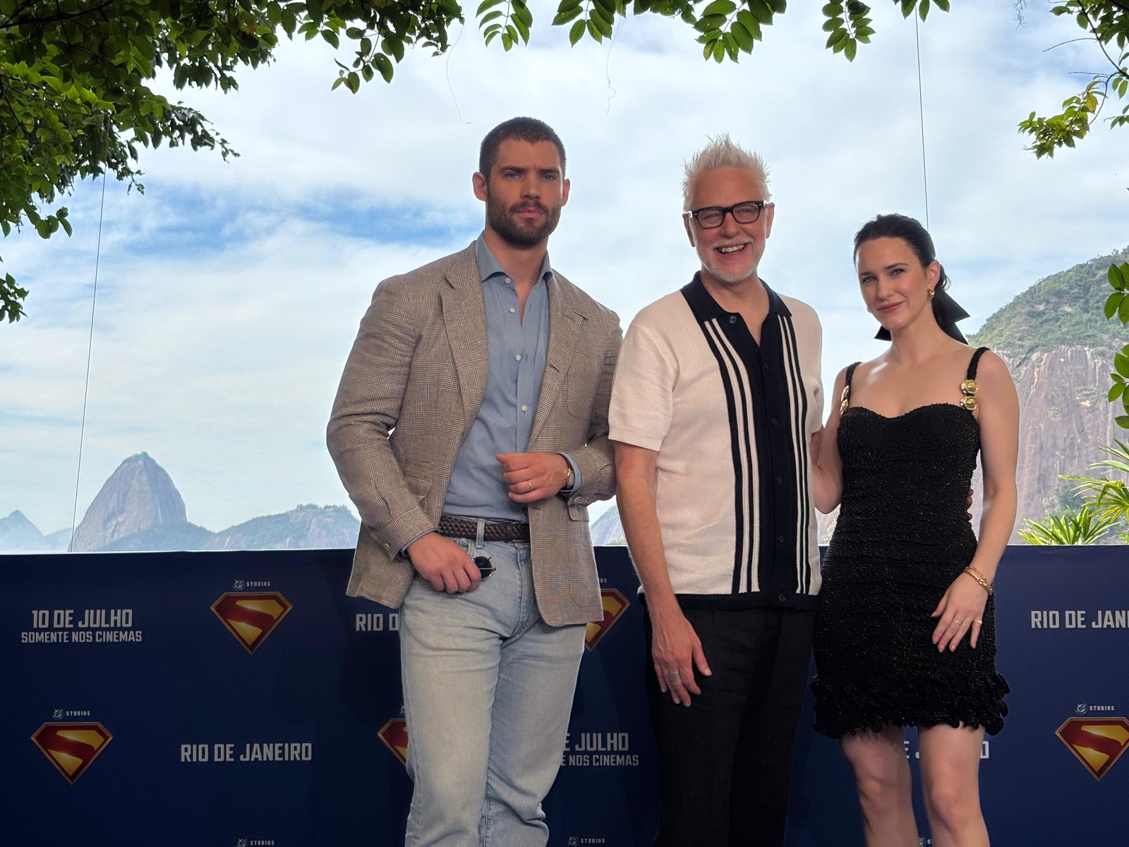 David Corenswet, James Gunn e Rachel Brosnahan participam de sessão de fotos de "Superman", em Santa Teresa, no Rio — Foto: Júlia Aguiar / Agência O Globo