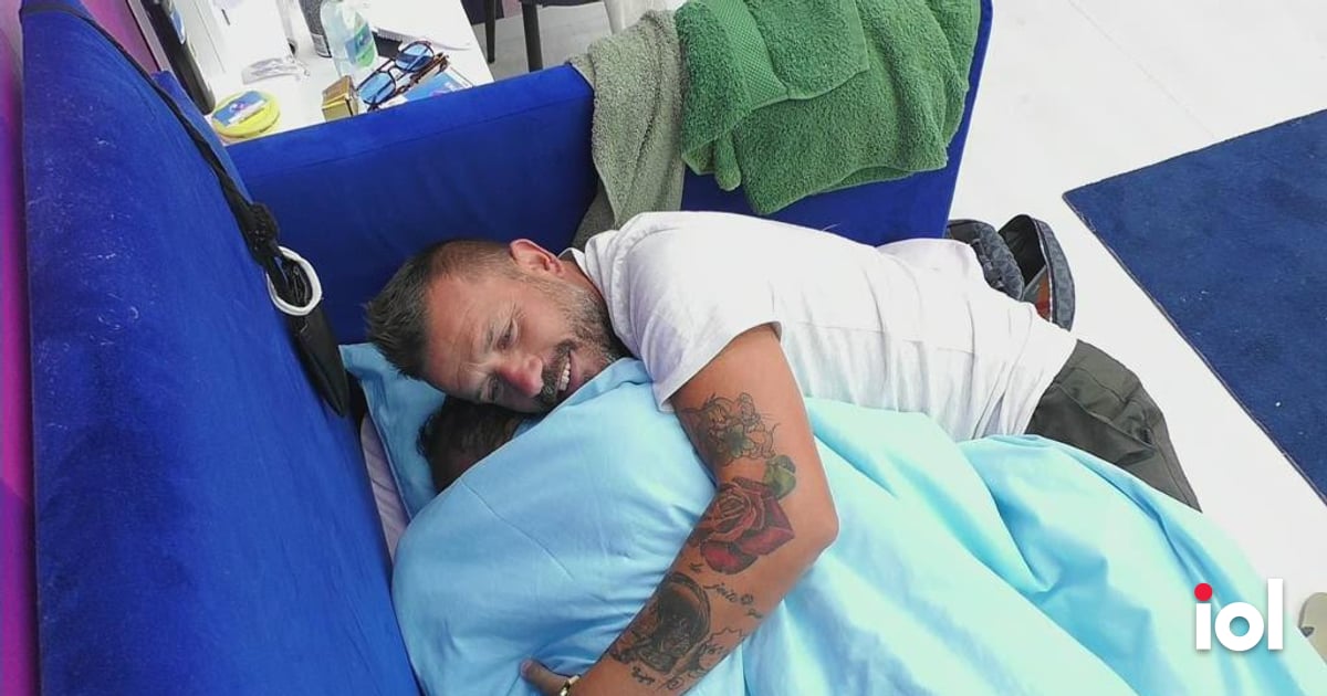 «Tens um coração de ouro»: Na cama, Eduardo Ferreira dá abraço inesperado a concorrente - Notícias de hoje - IOL