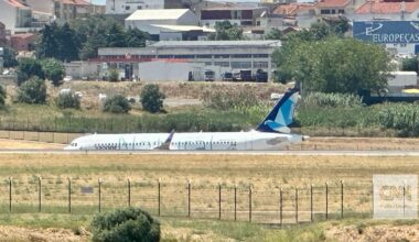 Ameaça de bomba em avião obriga a aterragem de emergência em Lisboa. Dois passageiros foram detidos para interrogatório
