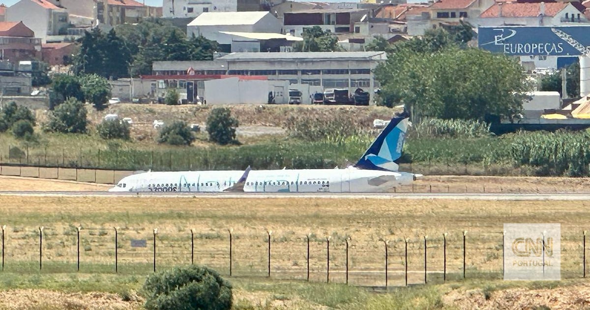 Ameaça de bomba em avião obriga a aterragem de emergência em Lisboa. Dois passageiros foram detidos para interrogatório