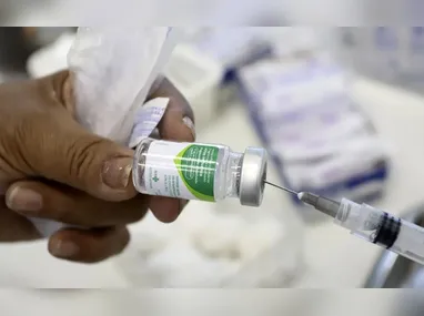 Imagem ilustrativa da imagem Vacinas contra gripe e Covid-19 disponíveis no SUS reduzem risco de infarto e AVC