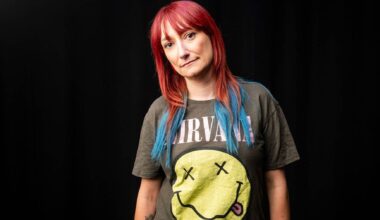 “Já adulta fiz um piercing e a minha mãe disse: ‘Estás com a mania que voltaste à adolescência.’ Quando fui mãe, pintei o cabelo de azul”
