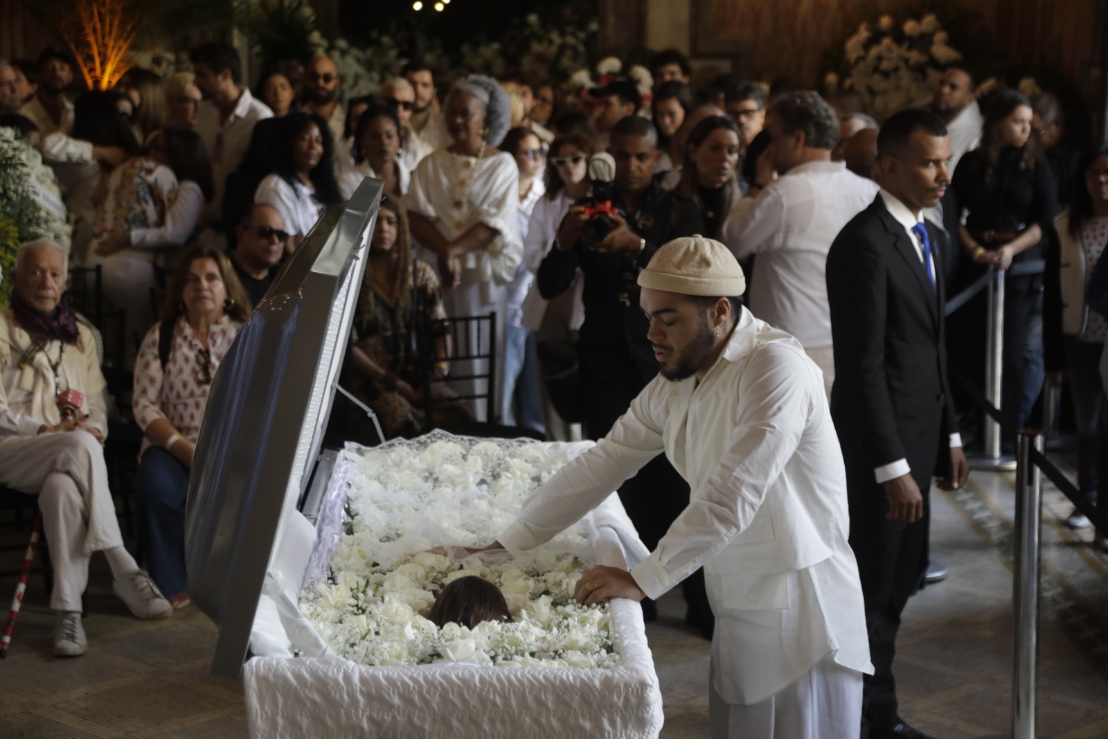 Filho de Preta Gil, Francisco Gil se emocionou diante do corpo da mãe em velório no Theatro Municipal — Foto: Gabriel de Paiva / Agência O Globo