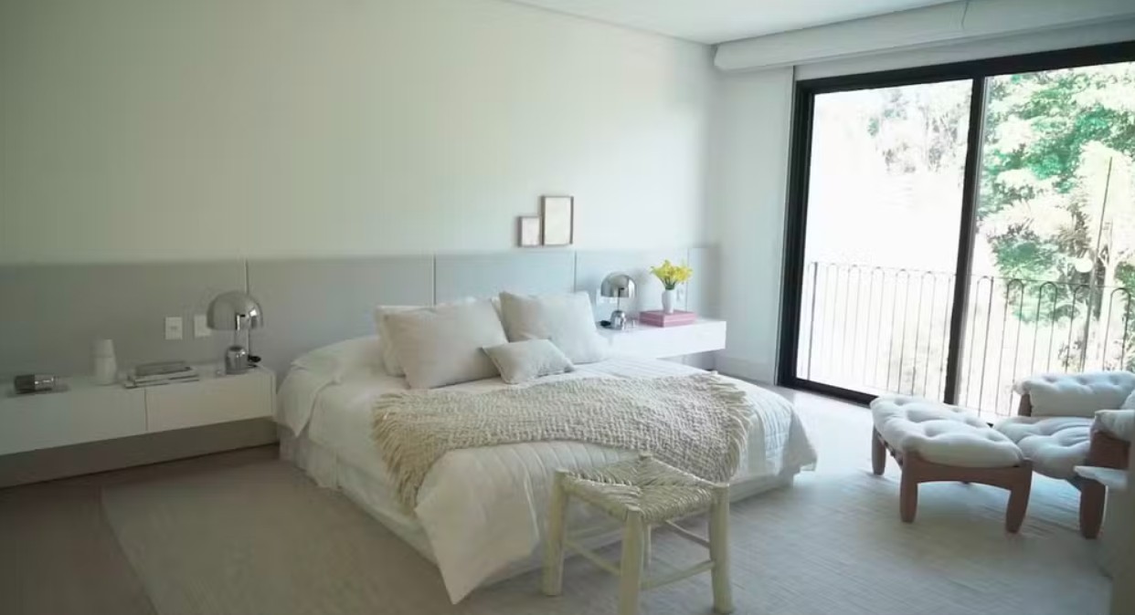Um dos quartos da mansão de Carlinhos Maia, em São Paulo — Foto: Divulgação
