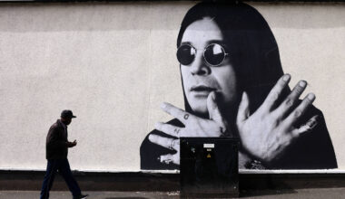 Funeral de Ozzy Osbourne reúne fãs em Birmingham; veja - 30/07/2025 - Ilustrada