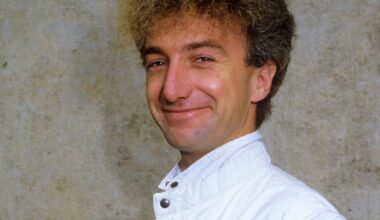 Há quase 30 anos que John Deacon, baixista dos Queen, raramente é visto: agora voltou a juntar o seu nome à banda, por uma boa causa