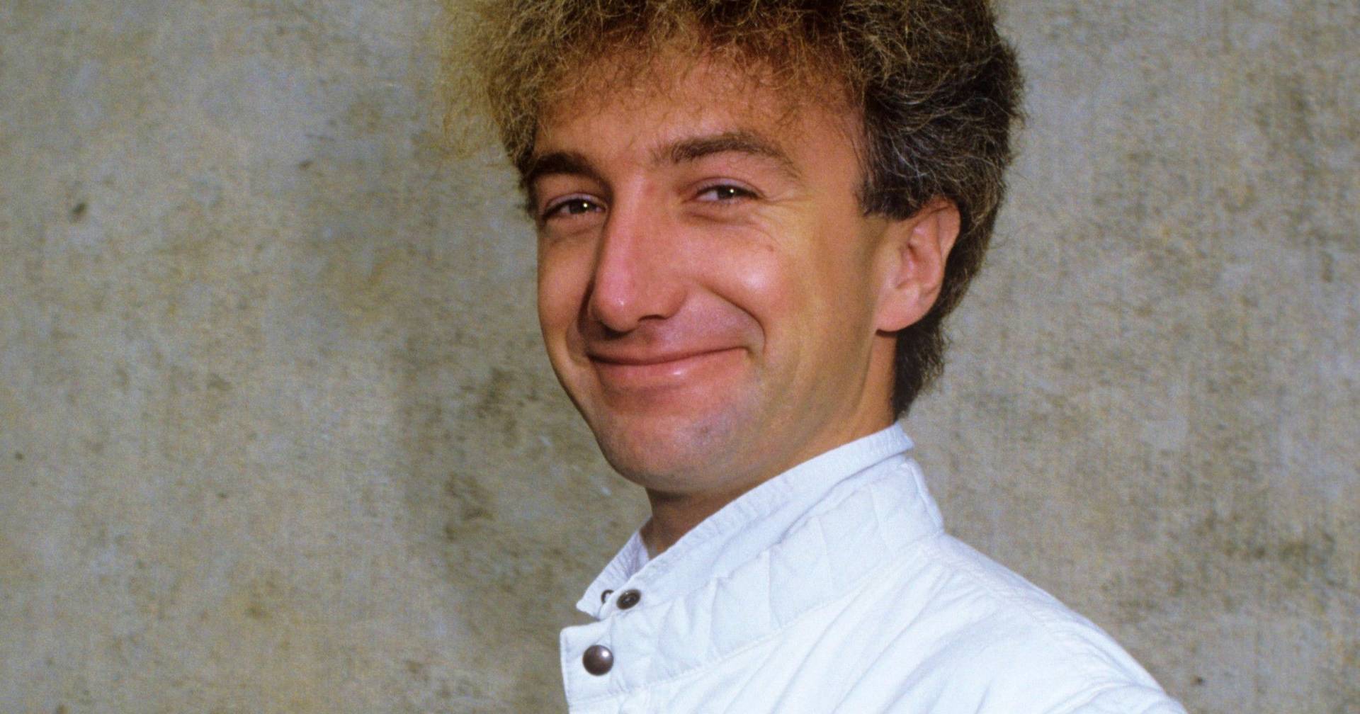 Há quase 30 anos que John Deacon, baixista dos Queen, raramente é visto: agora voltou a juntar o seu nome à banda, por uma boa causa