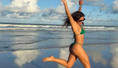 De biquíni, Juliana Paes se diverte em dia de praia na Bahia | Celebridades
