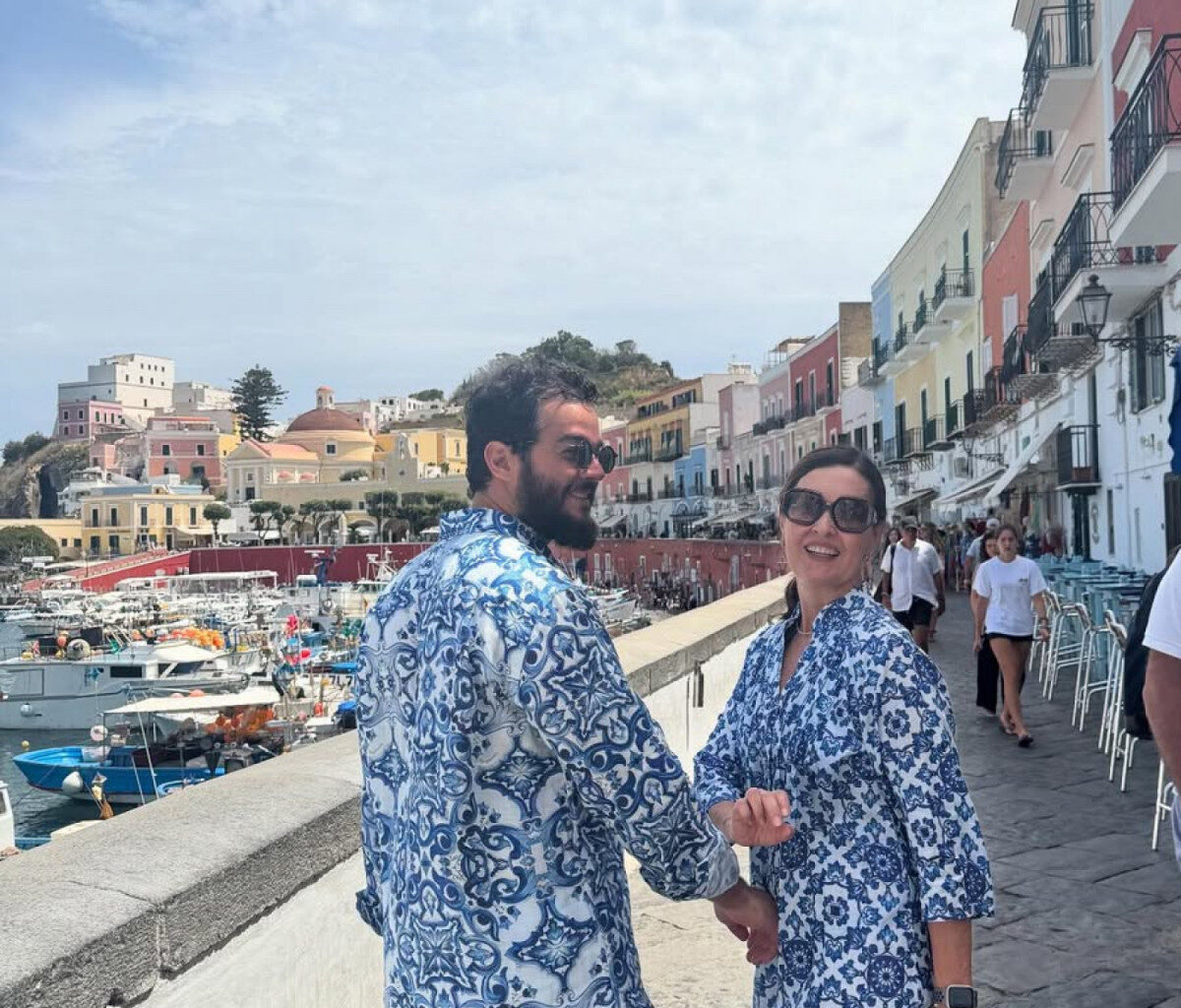 Fátima Bernardes combina look com namorado durante viagem | Celebridades