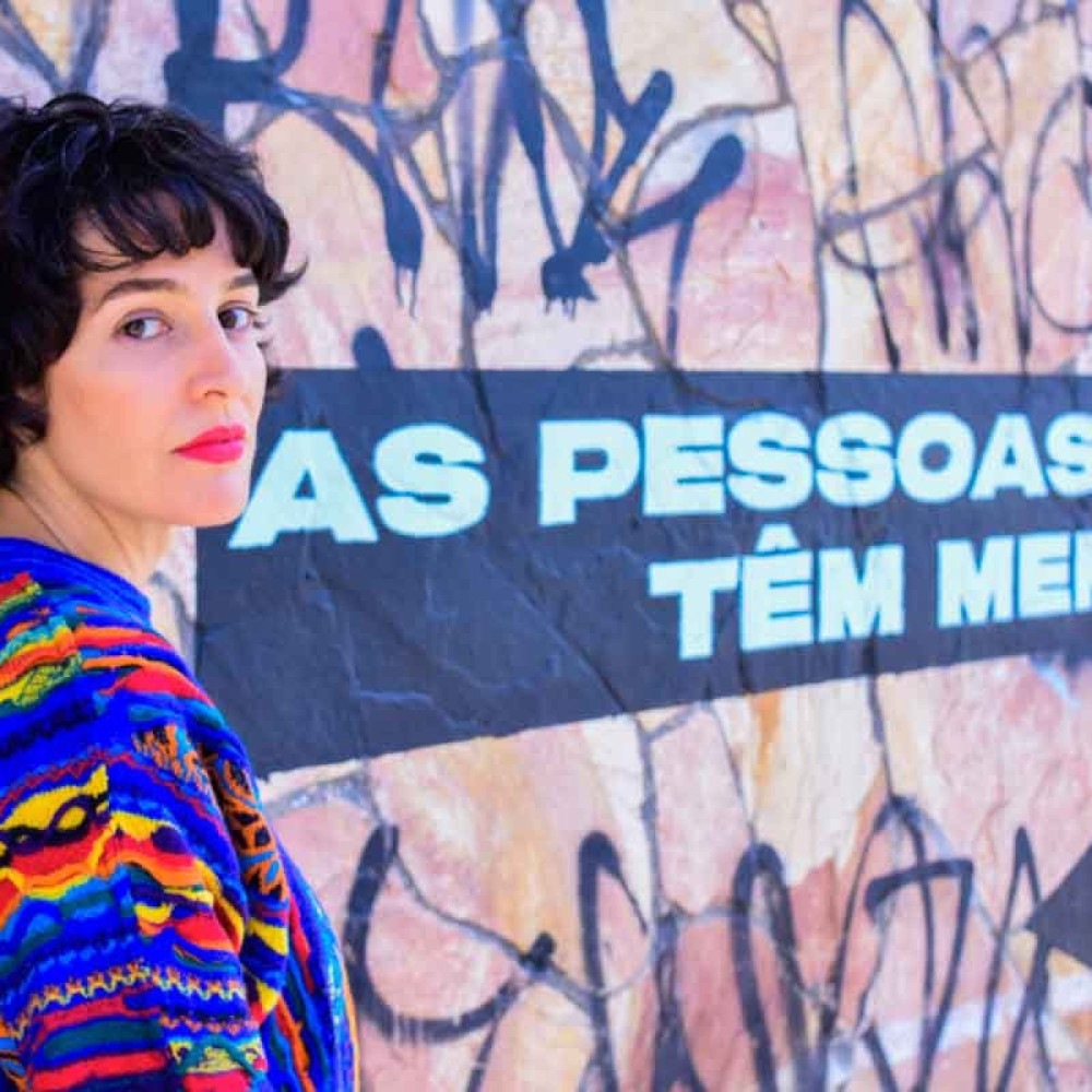 Escritora Flávia Péret lança ‘Coisas presentes demais’ na Quixote Livraria