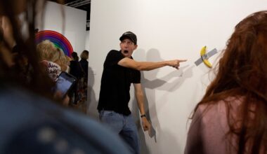 Visitante come banana de obra de arte avaliada em R$ 34 milhões em museu francês