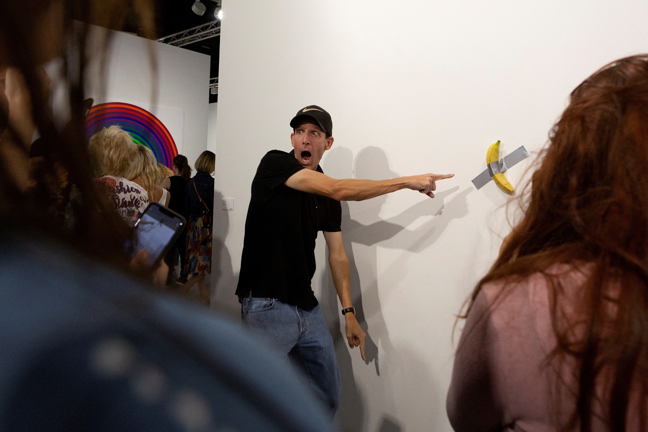 Visitante come banana de obra de arte avaliada em R$ 34 milhões em museu francês