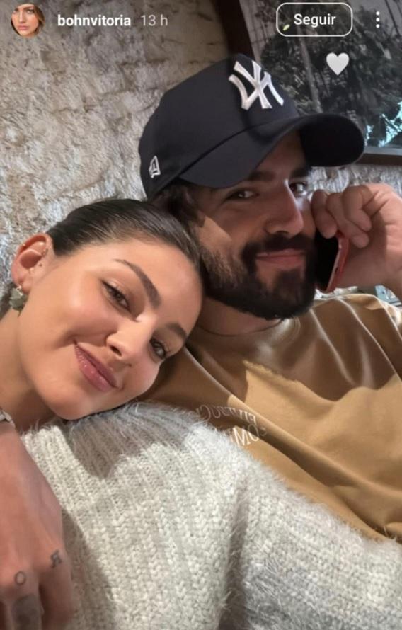Vitória Bohn e Caio Castro abraçados