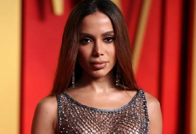SBT TV | Anitta surpreende com look de noiva em festa de família