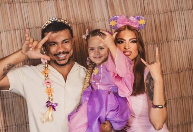 SBT TV | Renata Gutierrez sela a paz com Xamã para o aniversário da filha