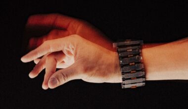 Fim do rato e do teclado? Meta apresenta pulseira que faz o mesmo trabalho