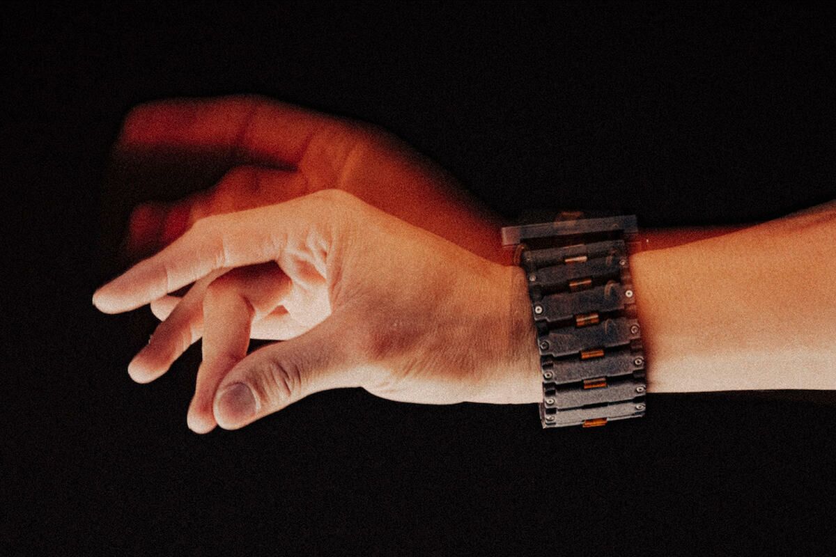 Fim do rato e do teclado? Meta apresenta pulseira que faz o mesmo trabalho